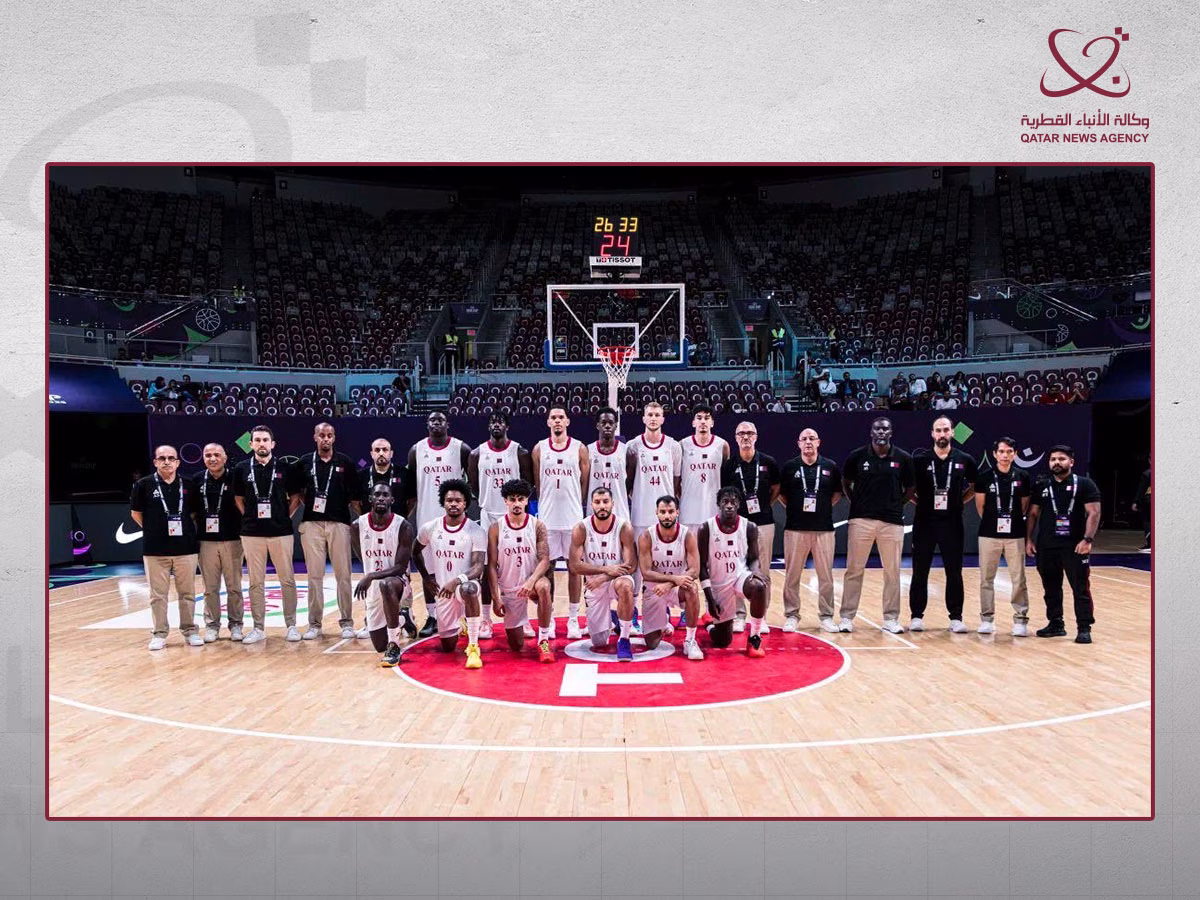 Hráči a realizační tým katarské basketbalové reprezentace společně na palubovce