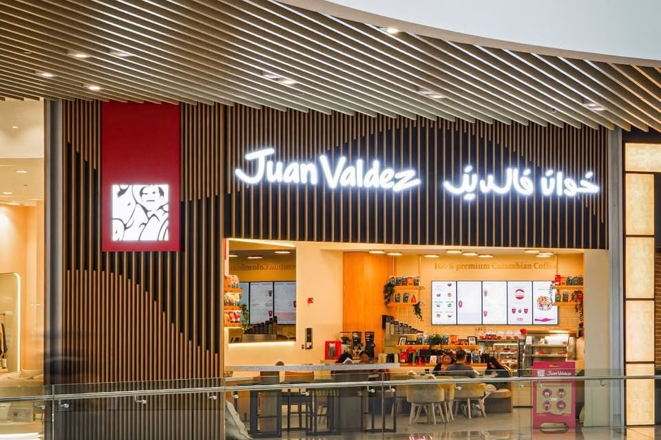 Průčelí nové kavárny Juan Valdez v prvním patře Doha Festival City