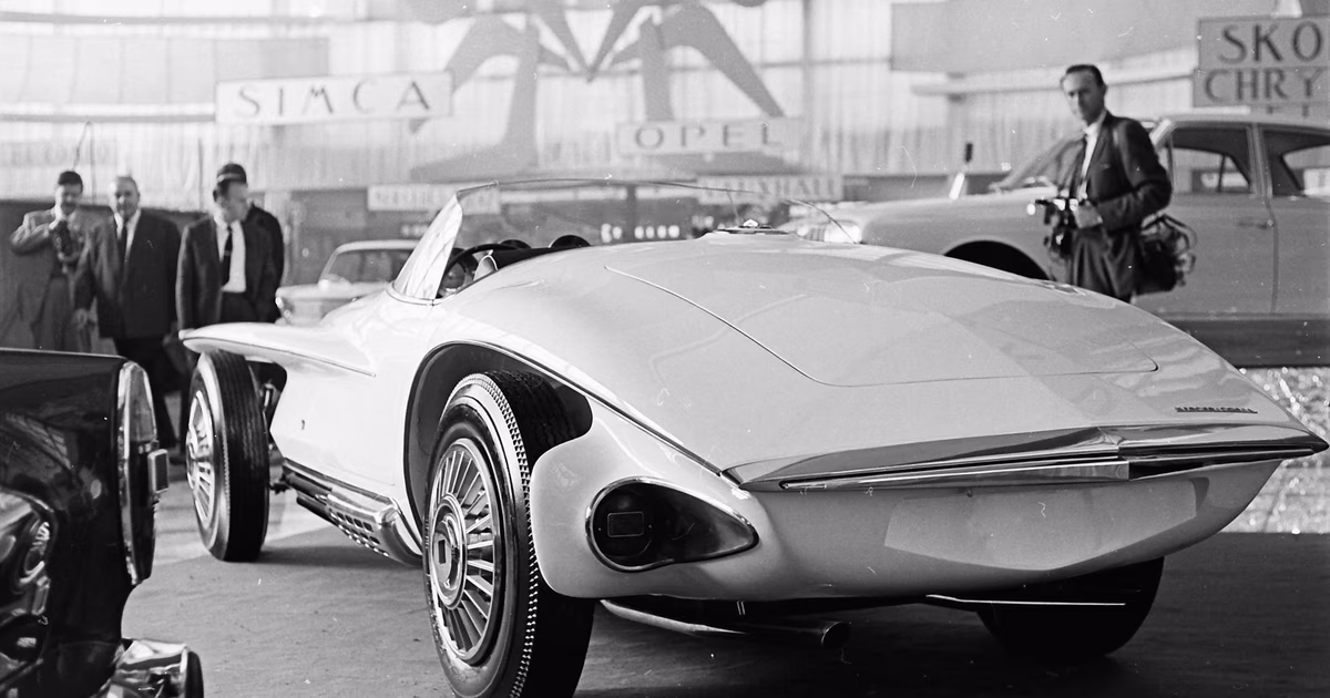 Zadní část konceptu Mercer-Cobra Roadster vystaveného v Národním muzeu Kataru